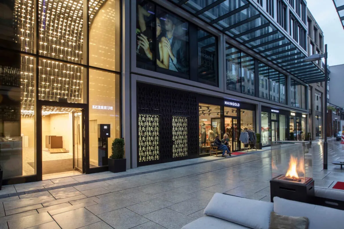 OLED lighting installation in the lobby at Neue Mainzer Straße 80 in Frankfurt