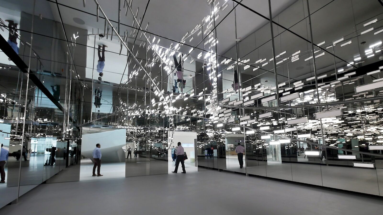People in front of the OLED lighting installation Light Cloud