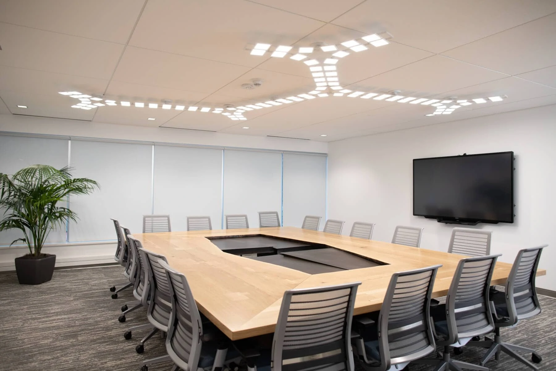 Acuity Brands´ ceiling mounted OLED luminaire Trilia in QCI conference room