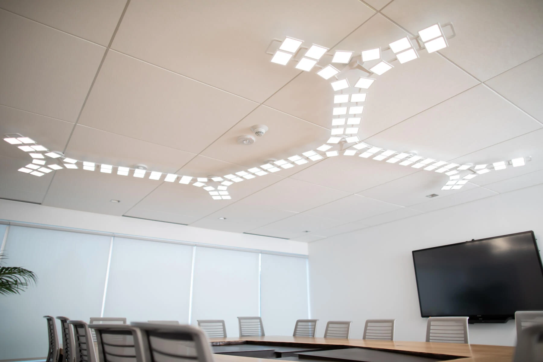 Acuity Brands´ ceiling mounted OLED luminaire Trilia in QCI conference room