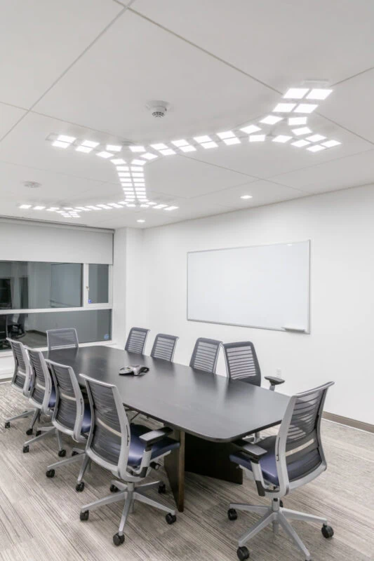 Acuity Brands´ OLED ceiling luminaire Trilia in QCI conference room